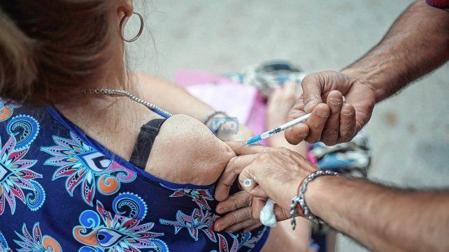 La vacunación es una herramienta fundamental para evitar cuadros graves, o incluso la muerte, en grupos de riesgo.