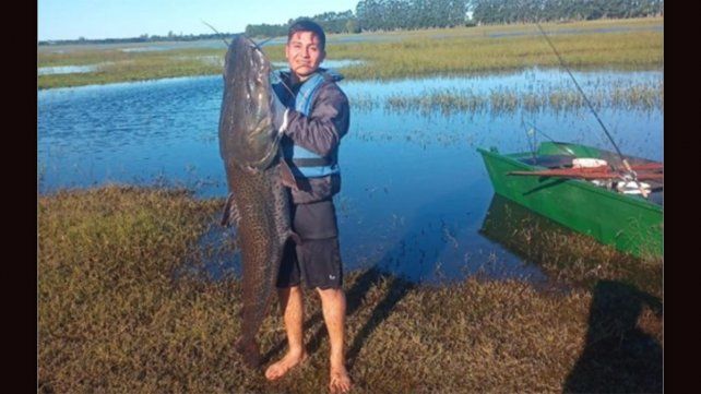 Los jóvenes pescadores de Villa del Rosario dieron detalles de la pesca y de la gran sorpresa que se llevaron por el tamaño del ejemplar