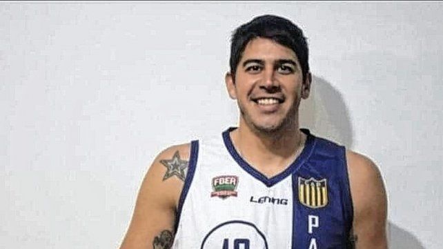 Román Memo Rodríguez celebró el debut histórico de Paracao en la Liga Provincial de Mayores. 