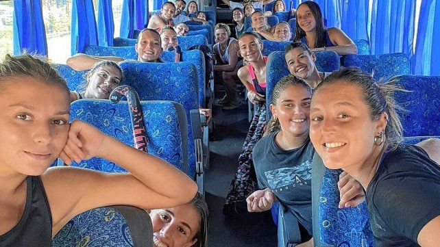 Las jugadoras de Tilcara antes de ir a practicar en Posadas.
