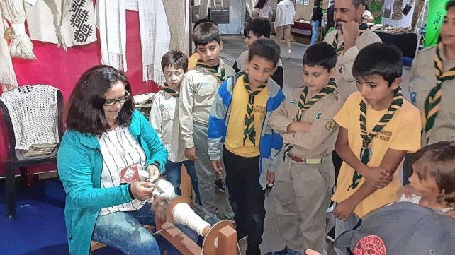 Pasión por enseñar. María del Carmen con la rueca, en una muestra de hilado ante los estudiantes.