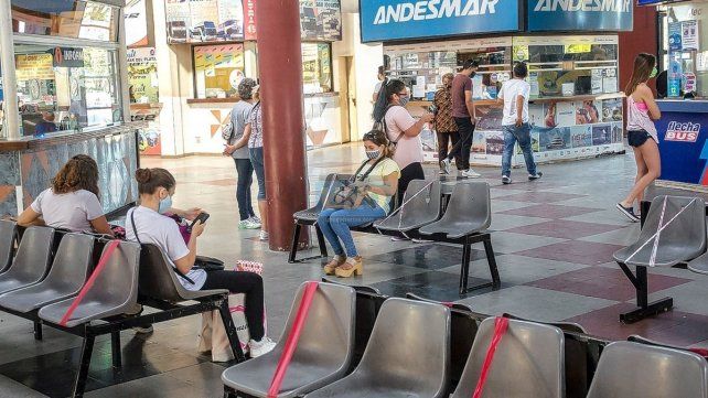 La terminal de Paraná con protocolos, ni bien se habilitaron los viajes. ¿Qué pasa ahora arriba de un colectivo interurbano?