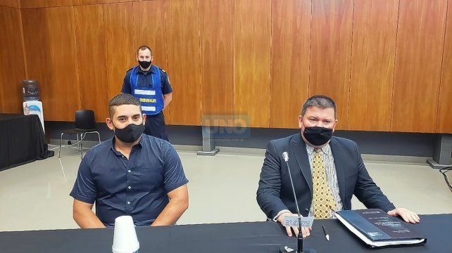 El abogado defensor Javier Aiani y el imputado Carlos Iván Caminos.