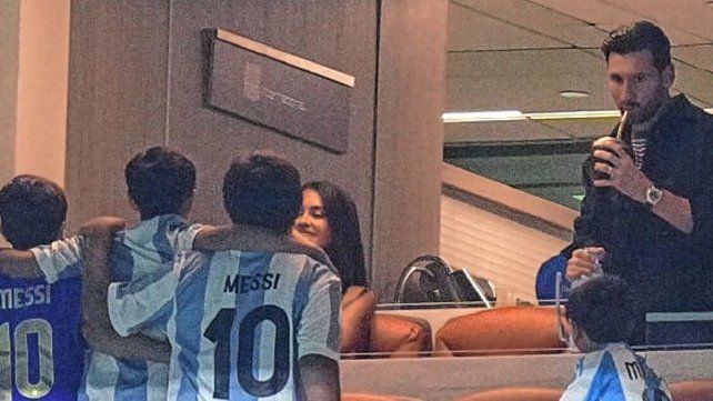 Messi mira el partido de Argentina en un palco. Messi mira el partido de Argentina en un palco.
