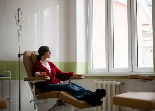 La quimioterapia. Es el uso de fármacos para destruir las células cancerosas.  Este tipo de tratamiento contra el cáncer actúa evitando que las células cancerosas crezcan, se dividan y formen más células.  