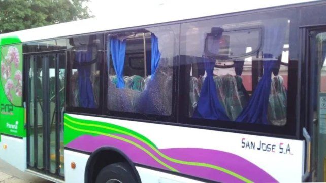Paraná: rompieron a piedrazos ventanilla de colectivo urbano nuevo Paraná: rompieron a piedrazos ventanilla de colectivo urbano nuevo