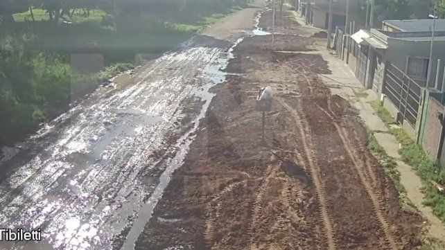 Paraná: calle Gobernador Tibiletti, con cloacas rebalsadas y caños rotos, imposible de transitar Paraná: calle Gobernador Tibiletti, con cloacas rebalsadas y caños rotos, imposible de transitar