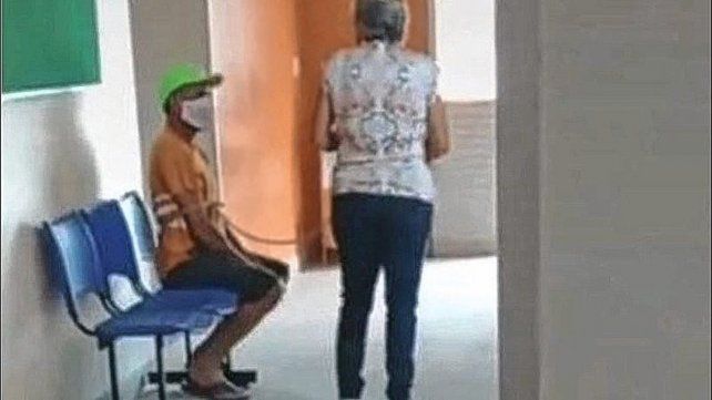 La escena se registró en un centro de salud y causó mucho revuelo en las redes entre los antivacunas y aquellos que defienden la vacunación contra el Covid-19