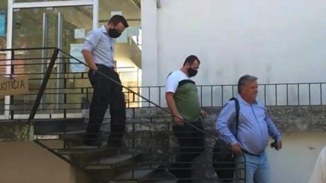 Vito Panza (izq.) y Matías Vargas (centro) los Testigos de Jehová condenador por abusos al retirarse del juicio en La Paz en 2021. Vito Panza (izq.) y Matías Vargas (centro) los Testigos de Jehová condenador por abusos al retirarse del juicio en La Paz en 2021.