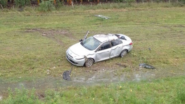 Una pareja despistó y volcó en la ruta 14. Una pareja despistó y volcó en la ruta 14.