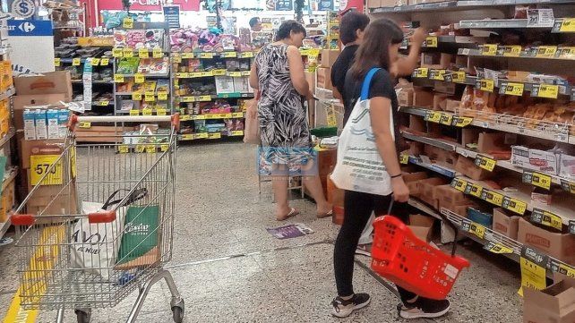 Previo a la Navidad, la gente busca precios