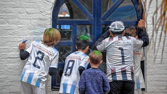 Los chicos de otros clubes buscan su foto con Benjamín Agüero Maradona.