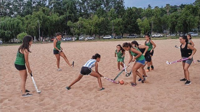 Las chicas no se cansaron de jugar al hockey.