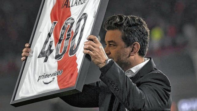 Gallardo recibió una plaqueta por haber llegado a los 400 partidos como DT de River.