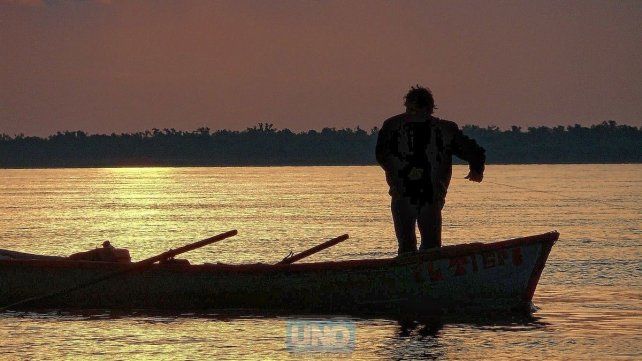 Pese a las gélidas temperaturas que produce esta ola polar, deben salir igual en su canoa Pese a las gélidas temperaturas que produce esta ola polar, deben salir igual en su canoa