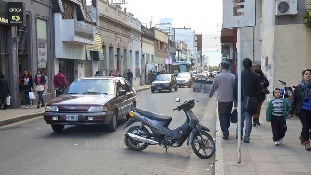 Sobre España antes de Pellegrini, había ayer una sola moto estacionada. Sobre España antes de Pellegrini, había ayer una sola moto estacionada.