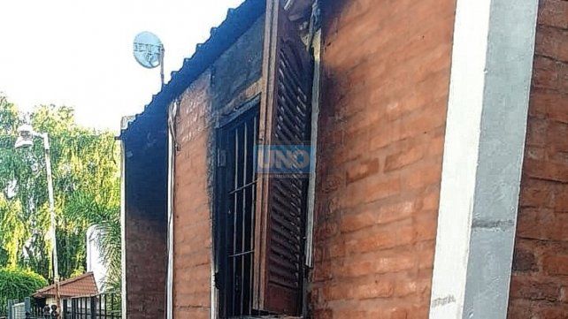 El incendio se generó en un dúplex de Provincias Unidas y Artigas de Paraná. Las pérdidas son totales