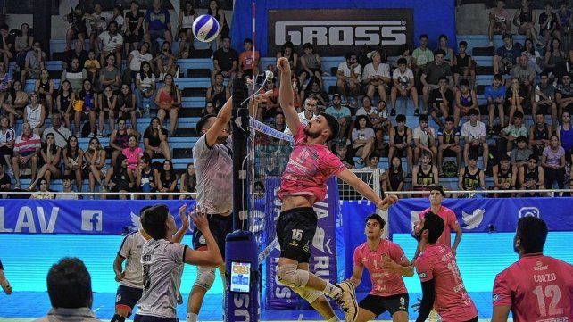 El partido tuvo acciones parejas en todo su desarrollo.