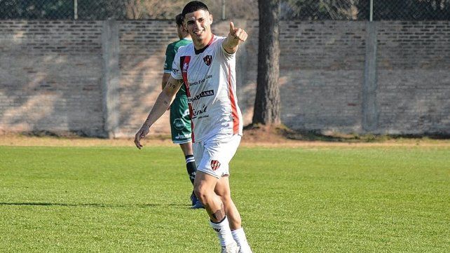 Román Comas celebra el tanto de Patronato. 