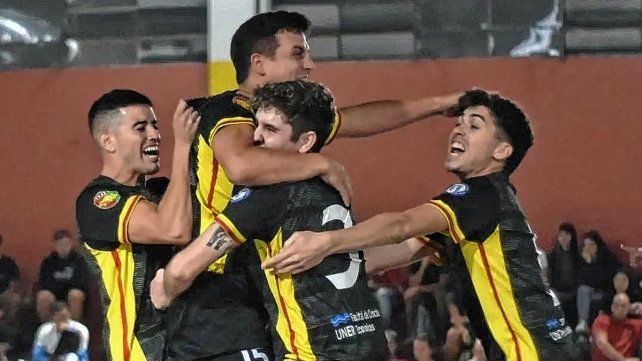 El equipo másculino de Futsal de Económicas derrotó en la final a Aatra III por 3 a 1.