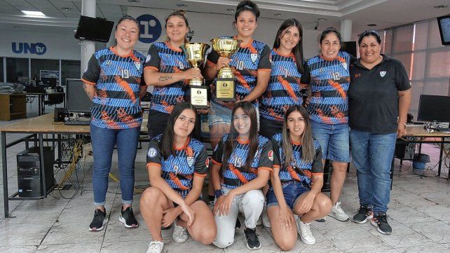 El plantel de Bajada Grande exhibió sus trofeos en la redacción de UNO. El plantel de Bajada Grande exhibió sus trofeos en la redacción de UNO.