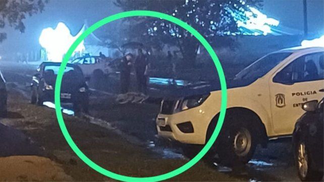 Un fatal accidente ocurrió en la lluviosa noche de viernes en calle Frondizi, de Concepción del Uruguay. Un joven de 22 años murió tras chocar contra un camión