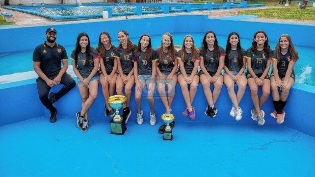 Ambos planteles (Juvenil y Primera) en las instalaciones del club paranaense. Ambos planteles (Juvenil y Primera) en las instalaciones del club paranaense.