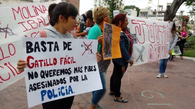 El balazo policial ingresó por la nuca de Gusmán.