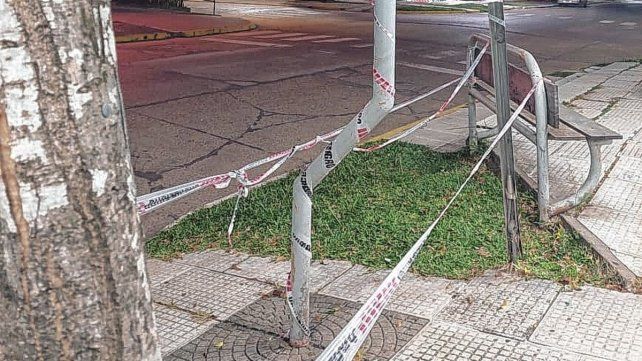 Por la descarga eléctrica sufrió quemaduras en sus manos.