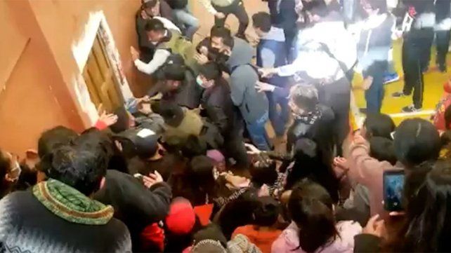 Las entradas se habían agotado, pero algunas personas intentaron entrar por la fuerza. Murió una persona. Ocurrió en Sucre, al sureste de Bolivia