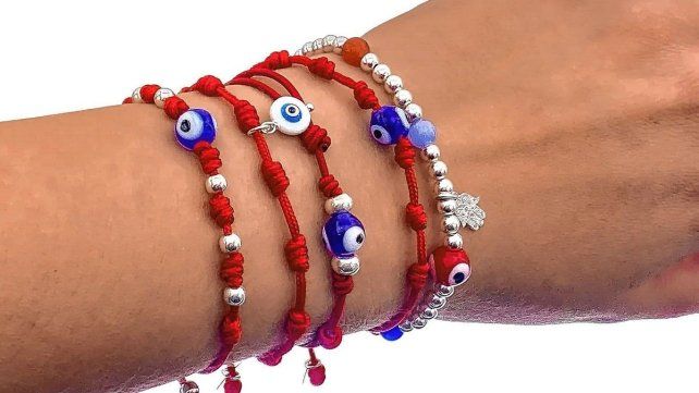 La cinta roja y los ojitos son amuletos contra la envidia y las malas energías La cinta roja y los ojitos son amuletos contra la envidia y las malas energías