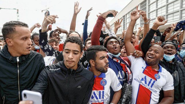 Los fanáticos del PSG recibieron a Lionel Messi en el aeropuerto.