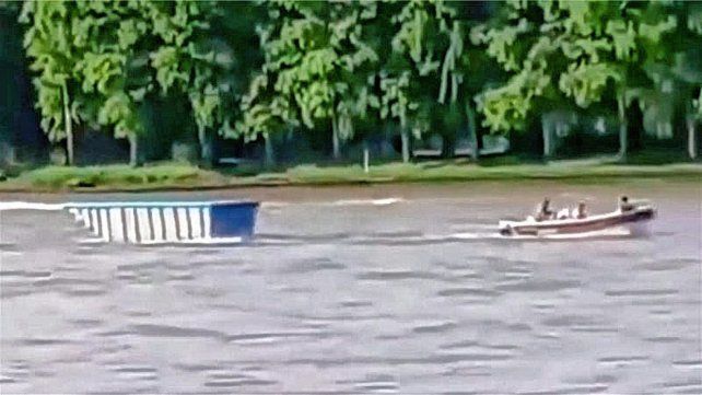 Circuló por redes sociales un video tomado por las personas que se encontraban en el río Paraná: vieron una lancha remolcando una pileta de natación