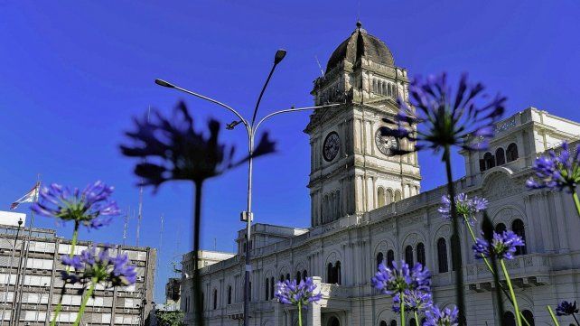 A partir del sábado comienzan a cobrar sus haberes los empleados públicos. A partir del sábado comienzan a cobrar sus haberes los empleados públicos.