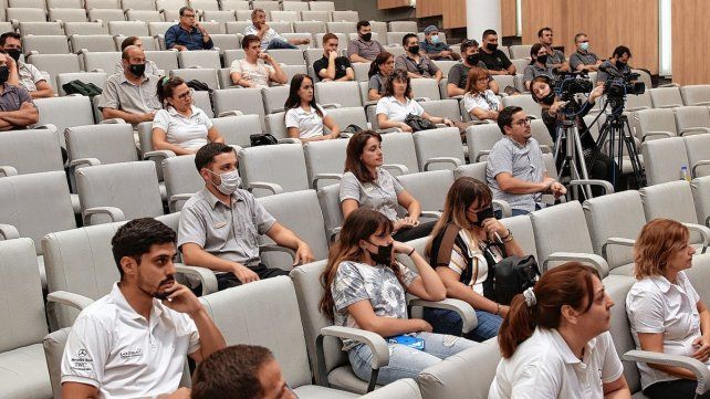 Personal de la concesionaria oficial de Mercedes Benz en Paraná, durante la actividad. Los trabajadores de la sucursal Concordia la siguieron vía streaming. 
