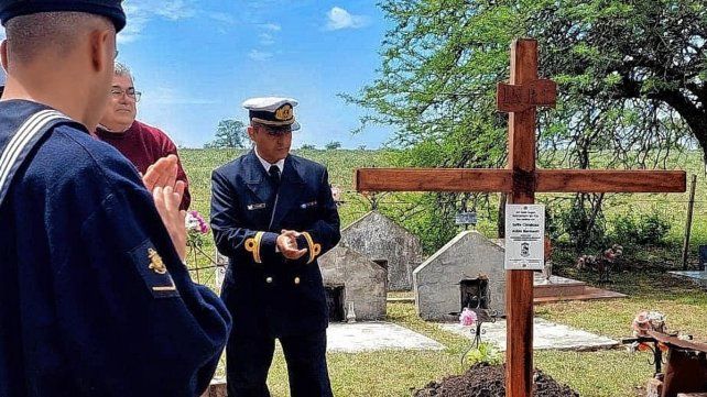 Placa. Homenaje a los padres del Conscripto Bernardi, Doña Sofía y Don Atilio en el cementerio de San Gustavo. Placa. Homenaje a los padres del Conscripto Bernardi, Doña Sofía y Don Atilio en el cementerio de San Gustavo.