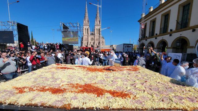 Por el Día de la Milanesa realizaron una super napolitana de 3 metros de ancho por 4,02 metros de largo, certificada por una escribana para establecer el récord
