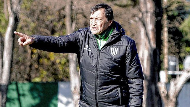 Julio César Falcioni seguirá siendo el entrenador de Banfield. Julio César Falcioni seguirá siendo el entrenador de Banfield.