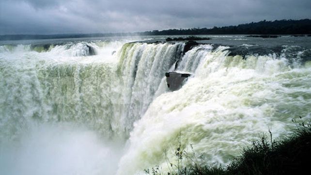 El caudal de agua es de 1.120 metros cúbicos por segundo. El caudal de agua es de 1.120 metros cúbicos por segundo.