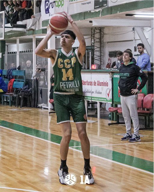 Mariano Passadore, de fondo, atento al intento de triple de su dirigido. Mariano Passadore, de fondo, atento al intento de triple de su dirigido.