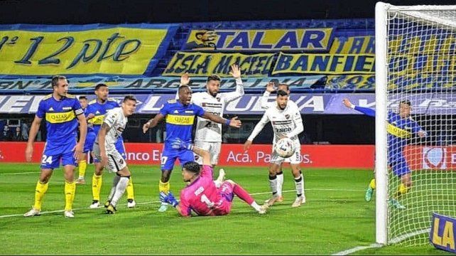 La jugada del gol mal anulado a Patronato por el árbitro Silvio Trucco en La Boca.