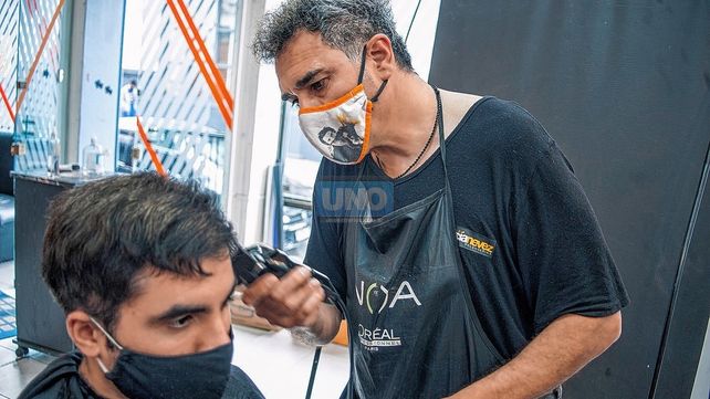 El estilista Marcelo García Nevez tiene su peluquería en calle Tucumán de Paraná y ante la consulta de UNO fue tajante en cuanto a lo que hoy buscan los clientes