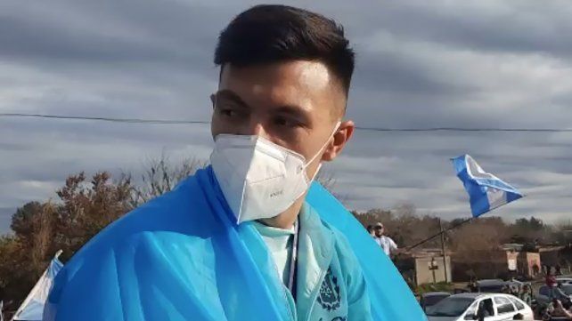 El gualeyo Lisandro Martínez, campeón con la Selección, tiene su cumbia