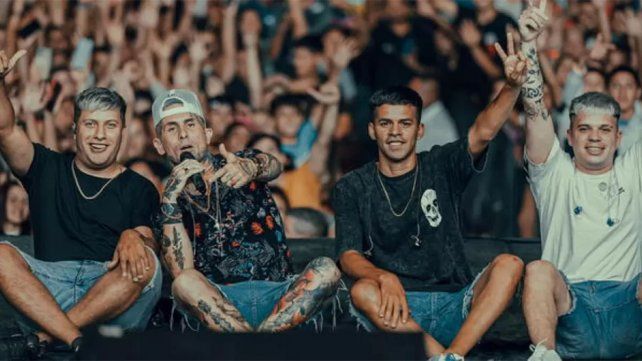 El grupo de cumbia Ke personajes cantó el clásico inglés en el Movistar Arena. La versión fue en español y con sonido original