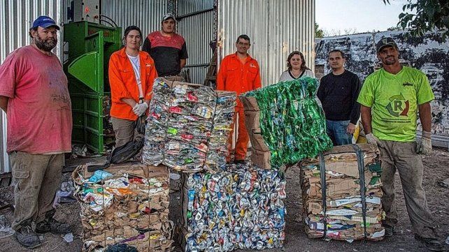 Recuperadores de residuos de la Cooperativa Creando Valores, de General Ramírez realizan un gran trabajo Recuperadores de residuos de la Cooperativa Creando Valores, de General Ramírez realizan un gran trabajo
