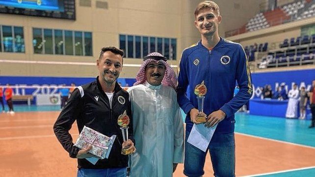 Julián Álvarez, el mejor DT en Kuwait, junto a Artem Sukso, mejor jugador del torneo.
