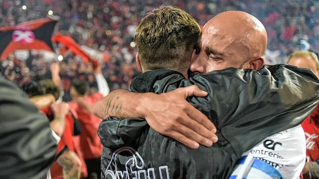 Carlos Quintana celebrando la conquista junto a Facundo Sava, el DT del Patronato campeón de la Copa Argentina 2022. Carlos Quintana celebrando la conquista junto a Facundo Sava, el DT del Patronato campeón de la Copa Argentina 2022.