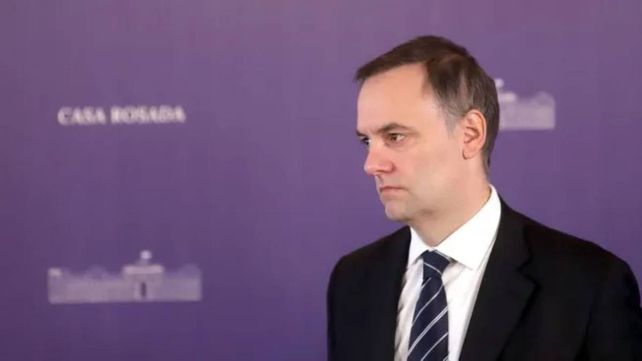 El área de Medios y Comunicación del Gobierno, a cargo de Manuel Adorni, tiene en carpeta una idea que pretende implementar en las conferencias de prensa que se realizan en la Casa Rosada: el uso de un “botón muteador” para controlar las intervenciones de los periodistas. El área de Medios y Comunicación del Gobierno, a cargo de Manuel Adorni, tiene en carpeta una idea que pretende implementar en las conferencias de prensa que se realizan en la Casa Rosada: el uso de un “botón muteador” para controlar las intervenciones de los periodistas.