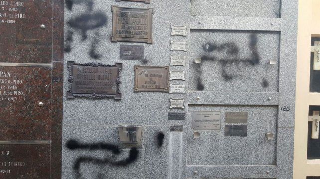 La tumba de César Jaroslavsky, dirigente radical de origen judío, también fue atacada.