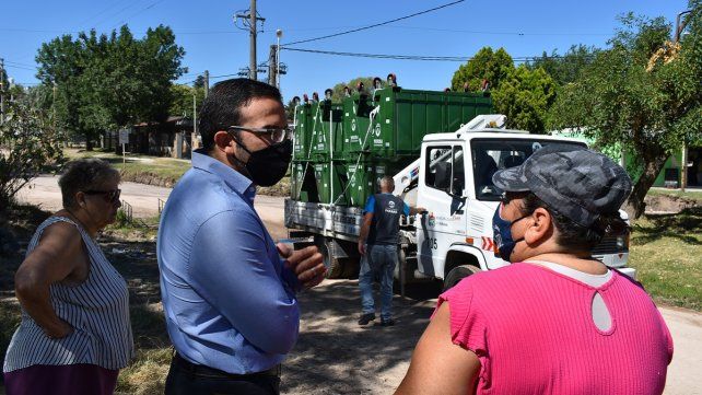 Entrega de contenedores en la Toma Nueva.